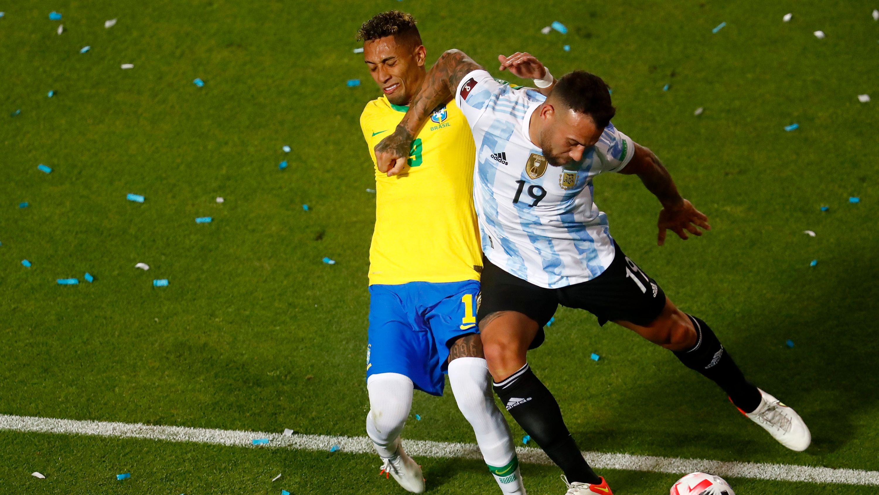 Raphinha e Otamendi em Argentina x Brasil 16112021