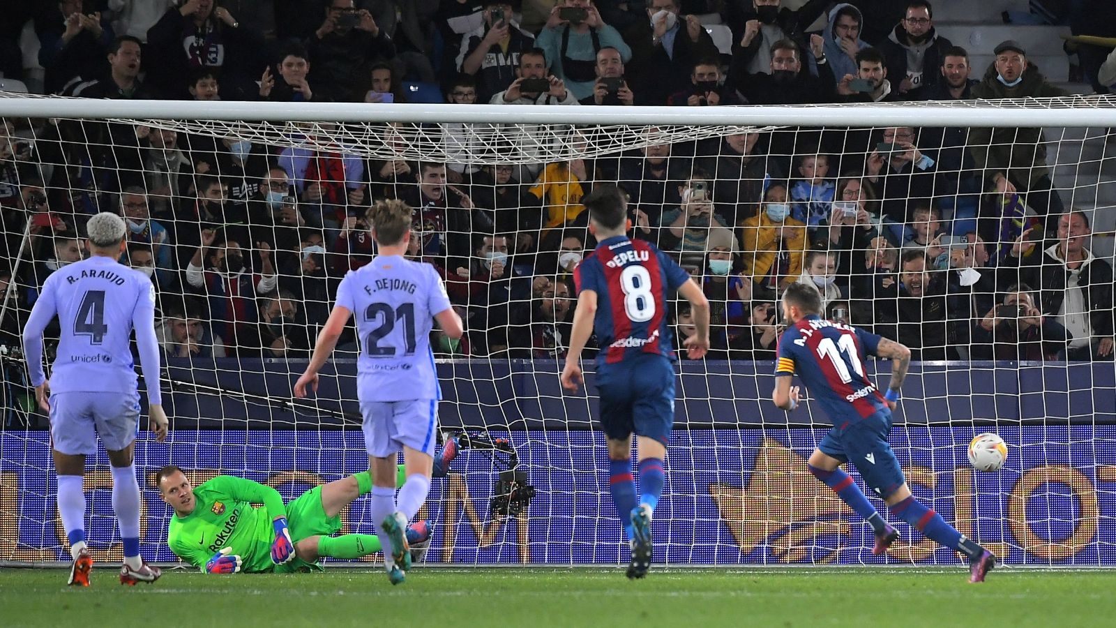 Jose Luis Morales Frenkie de Jong Ter Stegen Barcelona Levante