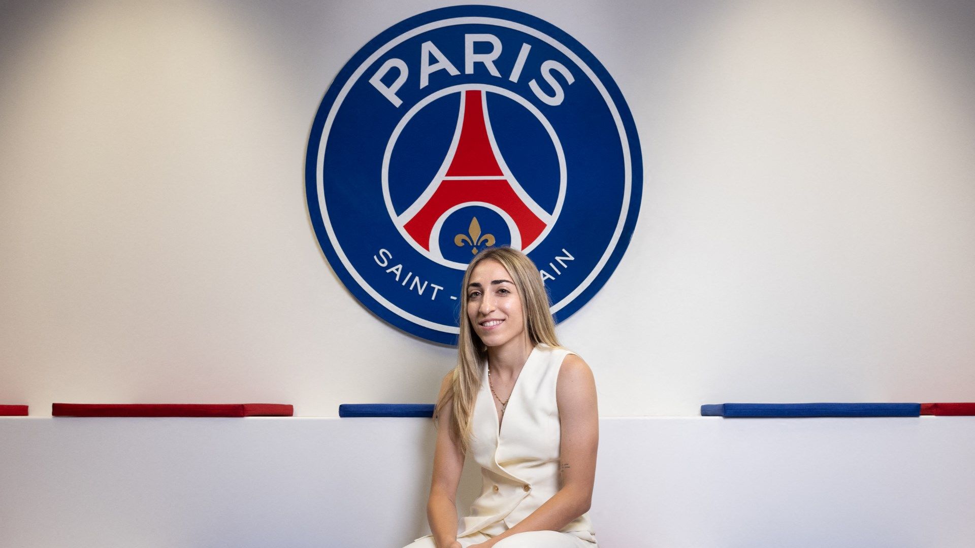 Olga Carmona PSG unveiling 2025