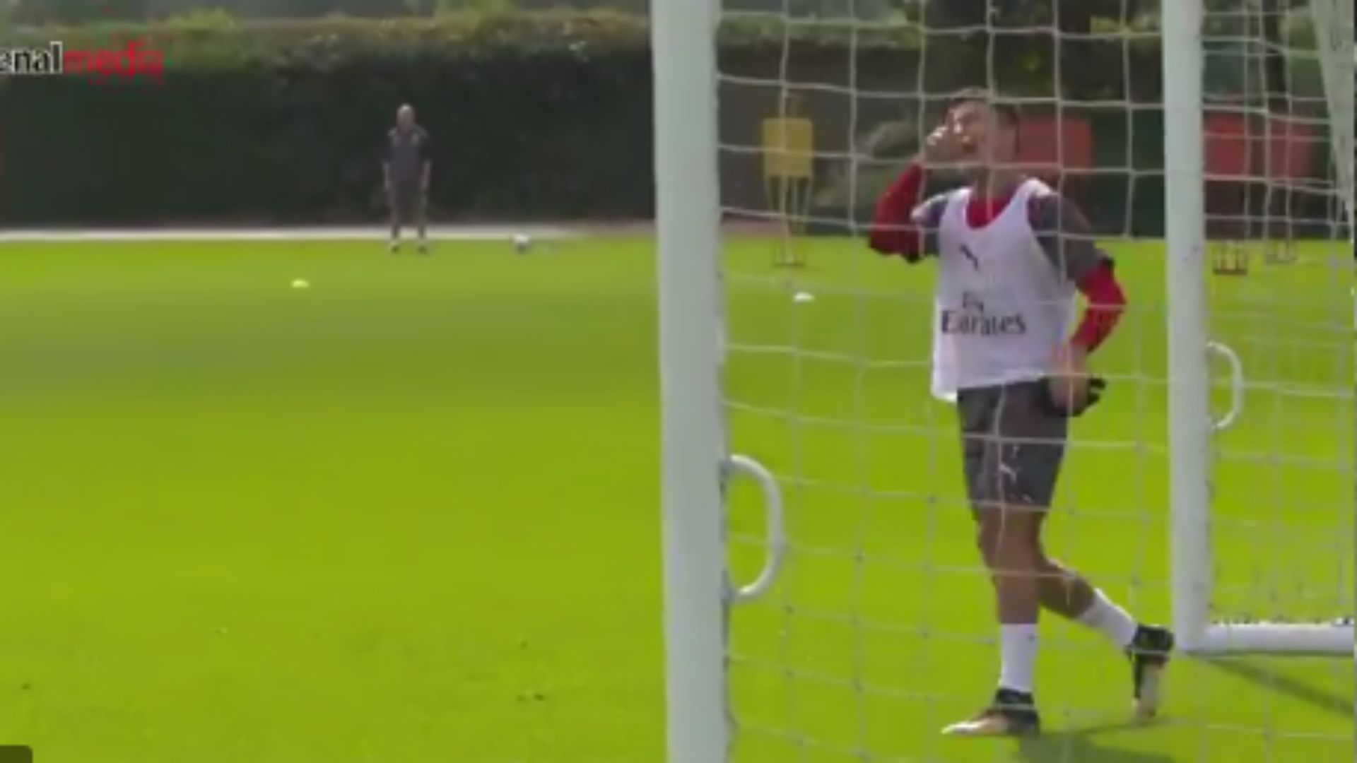 Alexis Sánchez, feliz en la práctica de Arsenal. Captura TV