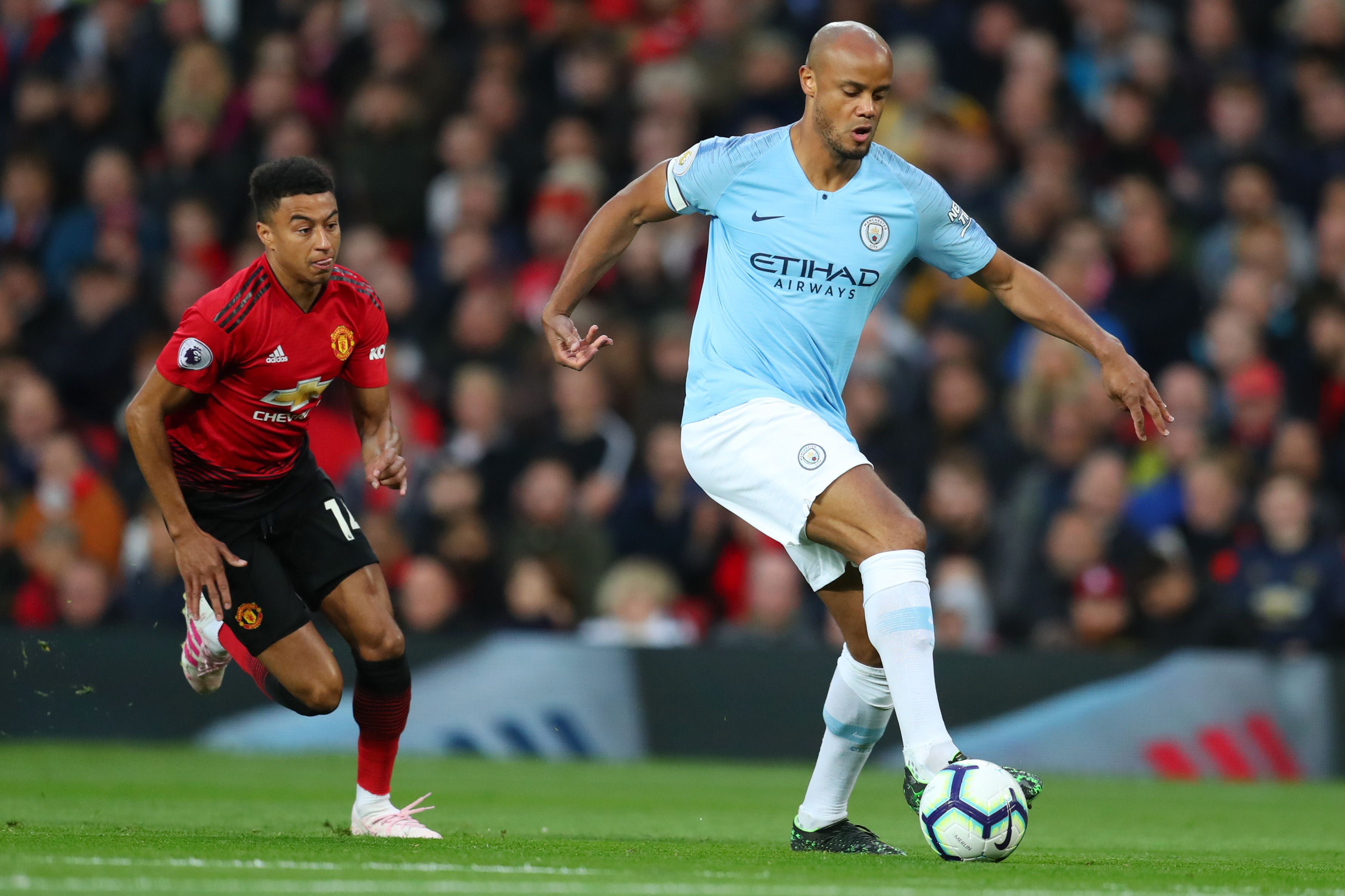 Em Manchester, Lingard e Kompany disputam lance no clássico entre United e City