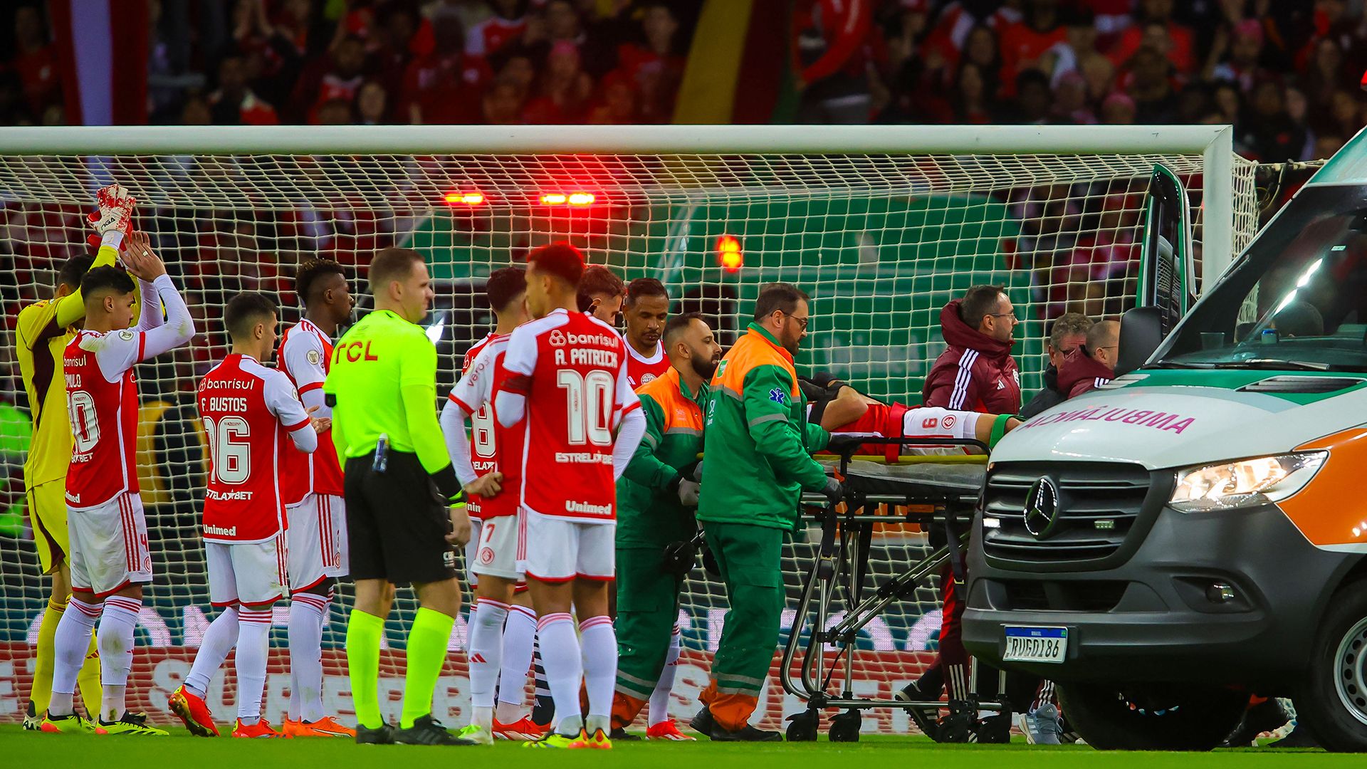 Renê, do Internacional, deixa o Beira-Rio de ambulância