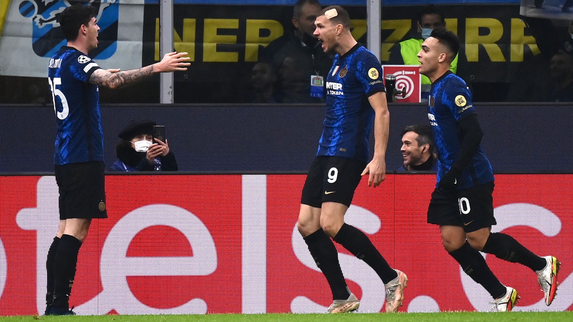 Inter Shakhtar Donetsk celebration Dzeko Bastoni Lautaro Martinez Champions League