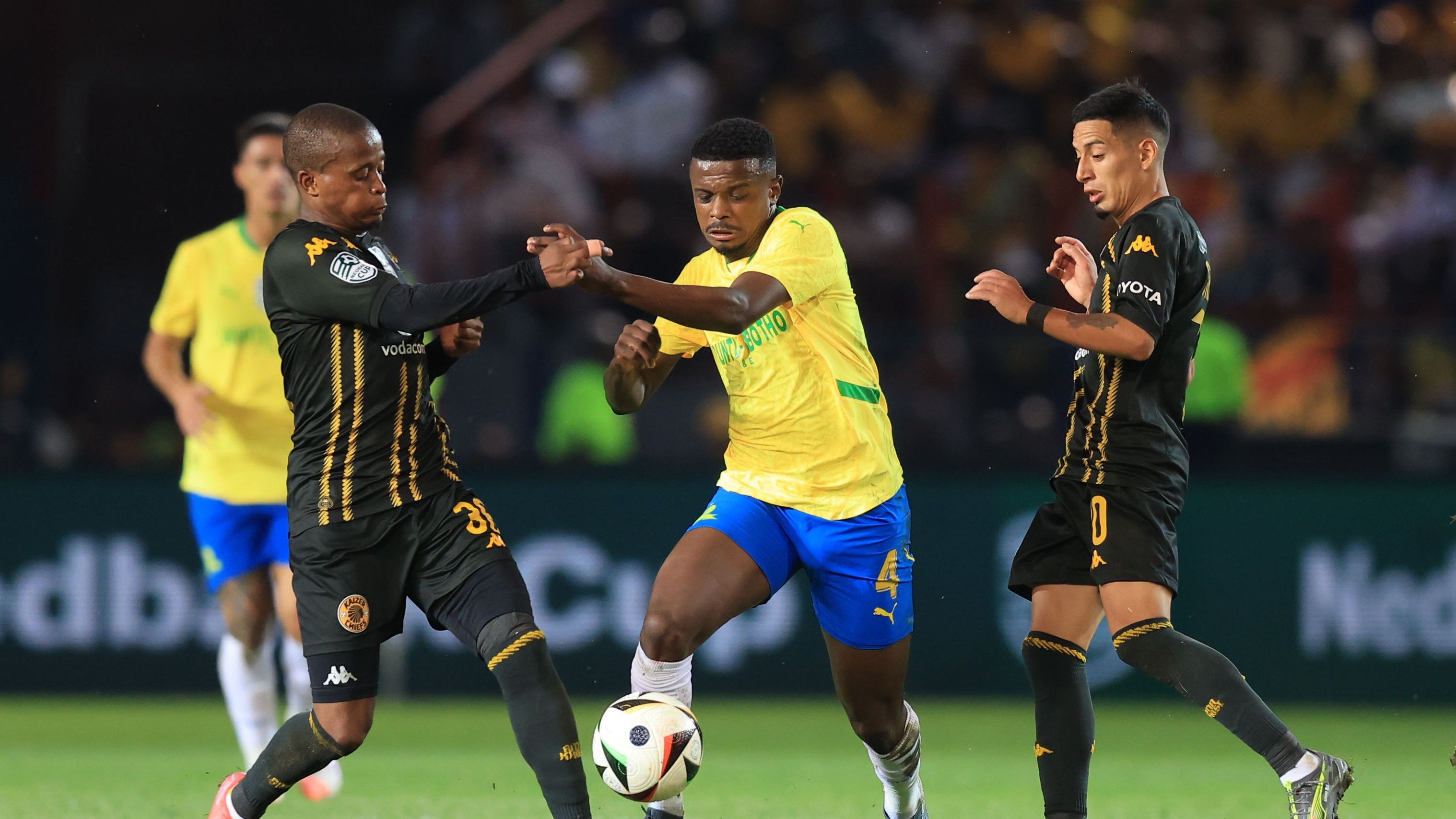 Kaizer Chiefs vs Mamelodi Sundowns: No penalty, offside goal & incorrect  Inacio sending off? Former Fifa referee responds to Amakhosi fans | Goal.com  South Africa