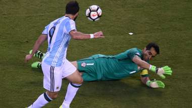 Gonzalo Higuain Claudio Bravo Argentina Chile Final Copa America Centenario 26062016