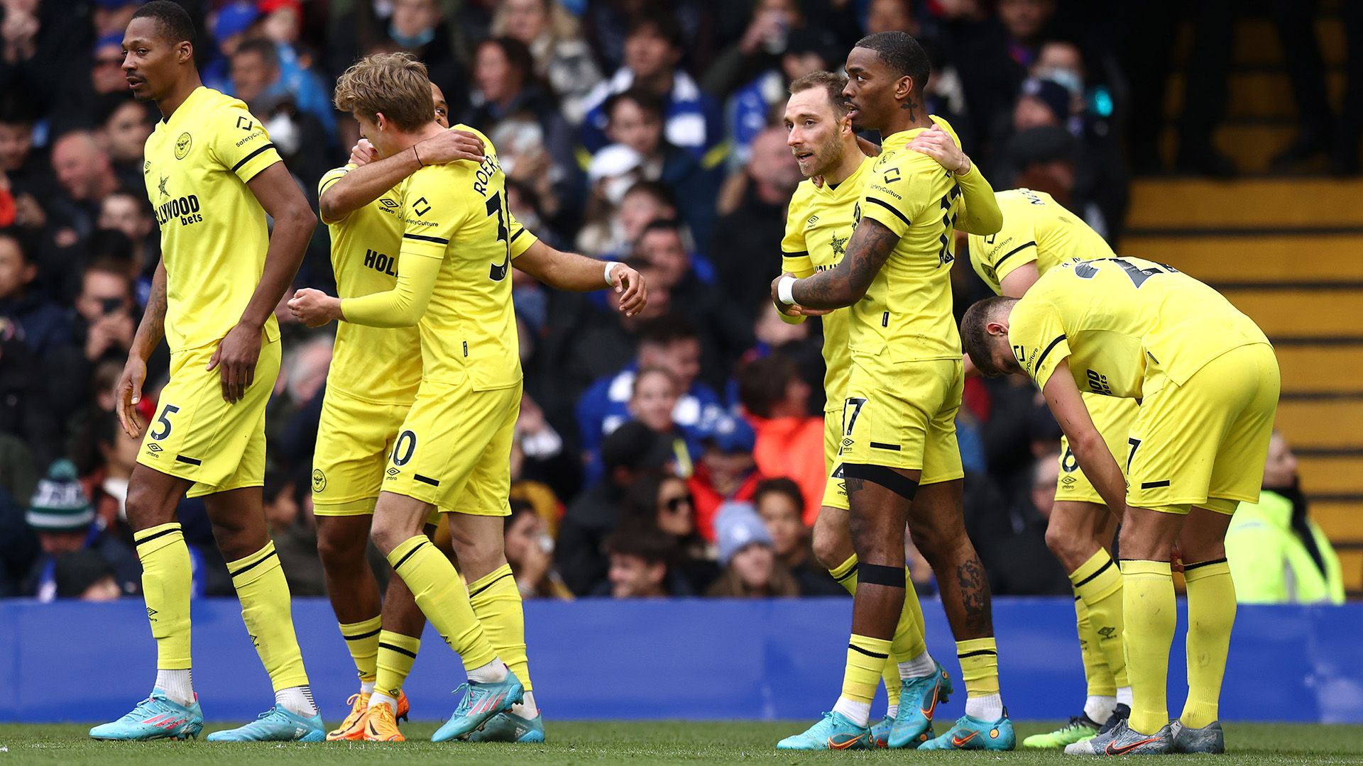Brentford celebrating 2021-22