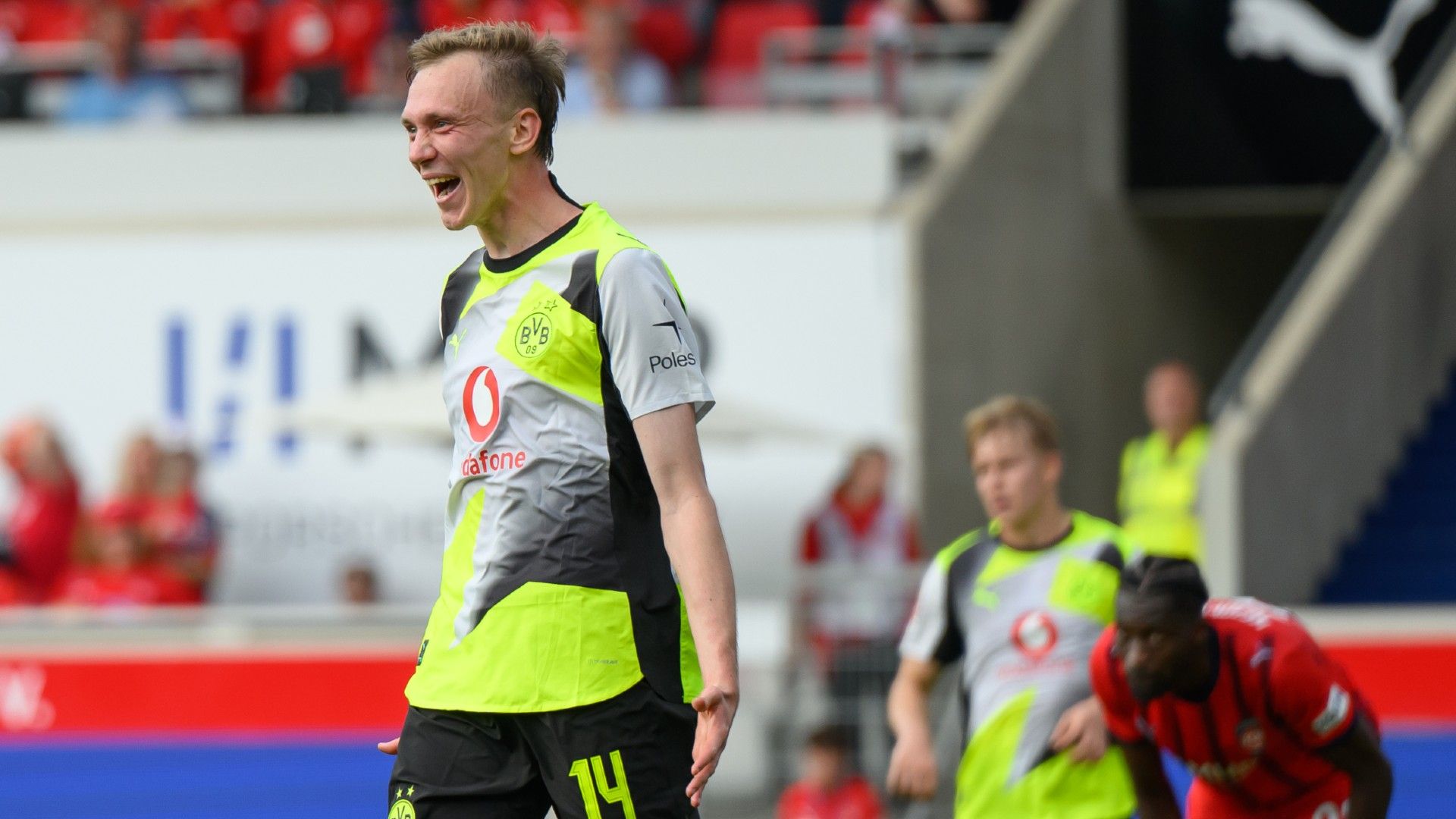 Maximilian Beier of Borussia Dortmund celebrates