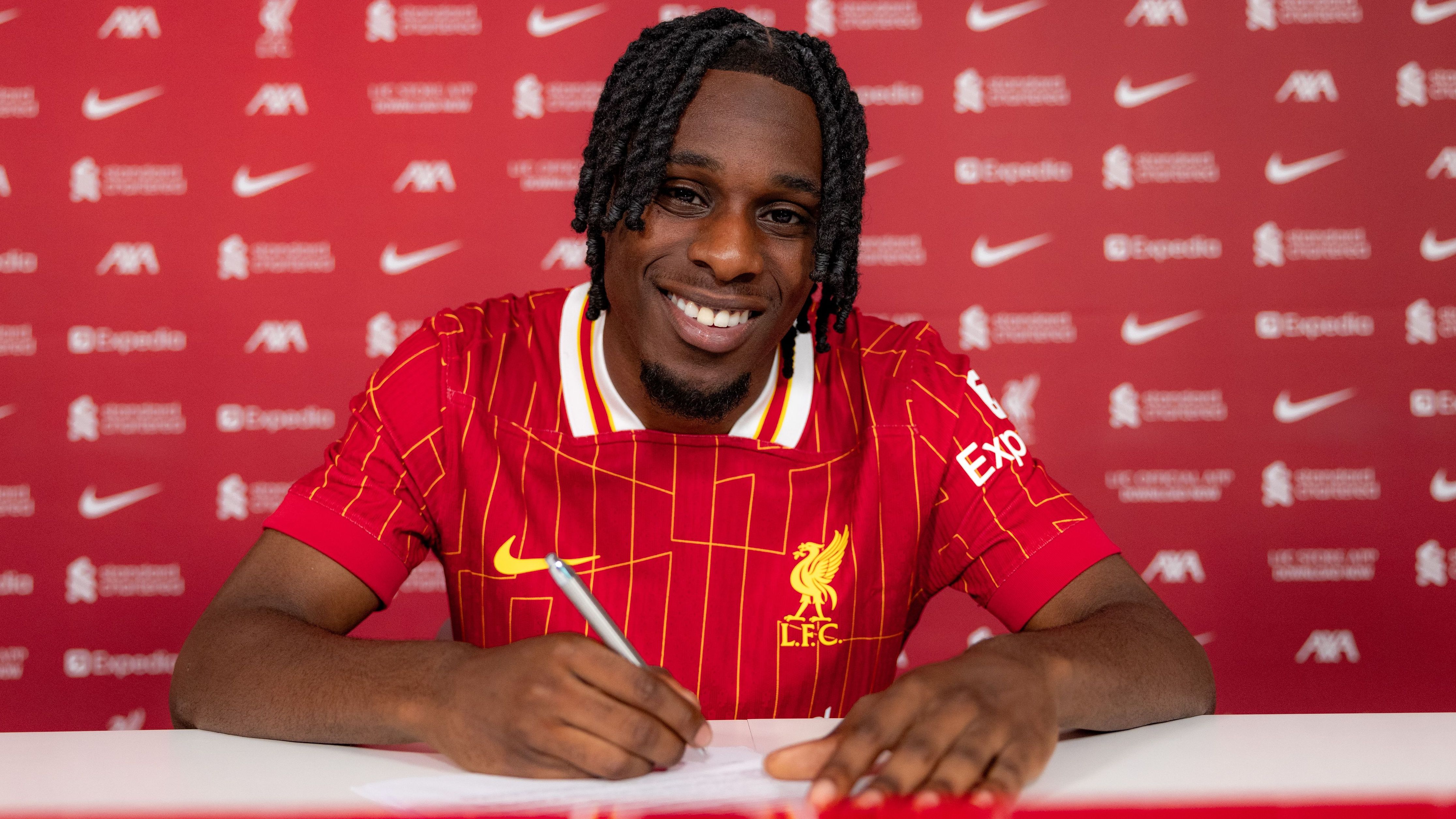 VIDEO: New Liverpool man Jeremie Frimpong reveals his favourite full-back of all time as Real Madrid, Man Utd & Chelsea legends are snubbed | Goal.com UK