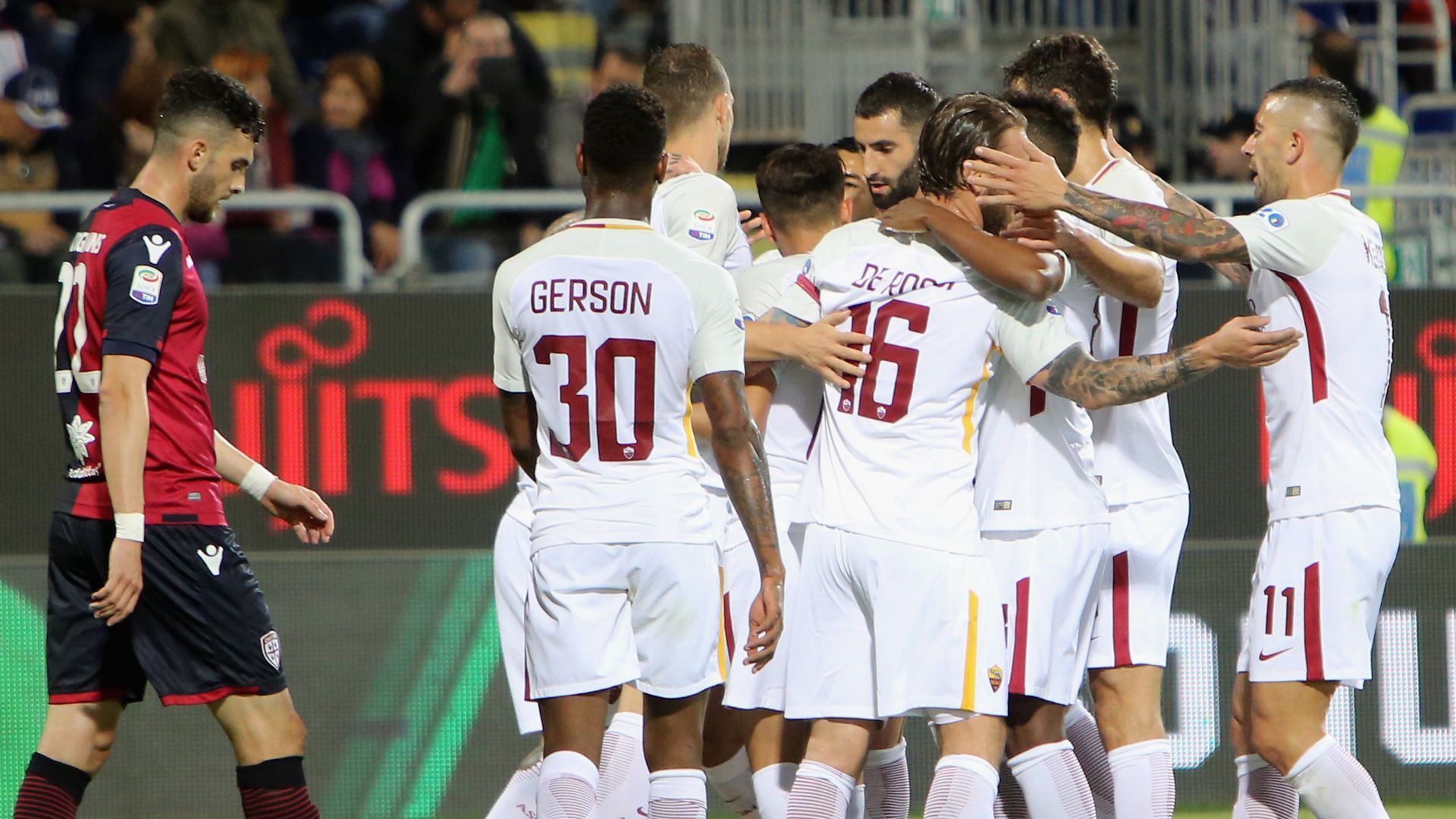 Roma player celebrating Cagliari Roma Serie A