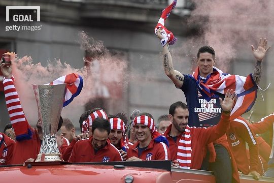 2017-18시즌 UEFA유로파리그 우승 달성 후 마드리드에서 퍼레이드 중인 AT마드리드 선수들. 좌측부터 코케, 그리즈만, 고딘, 토레스. 사진=게티이미지