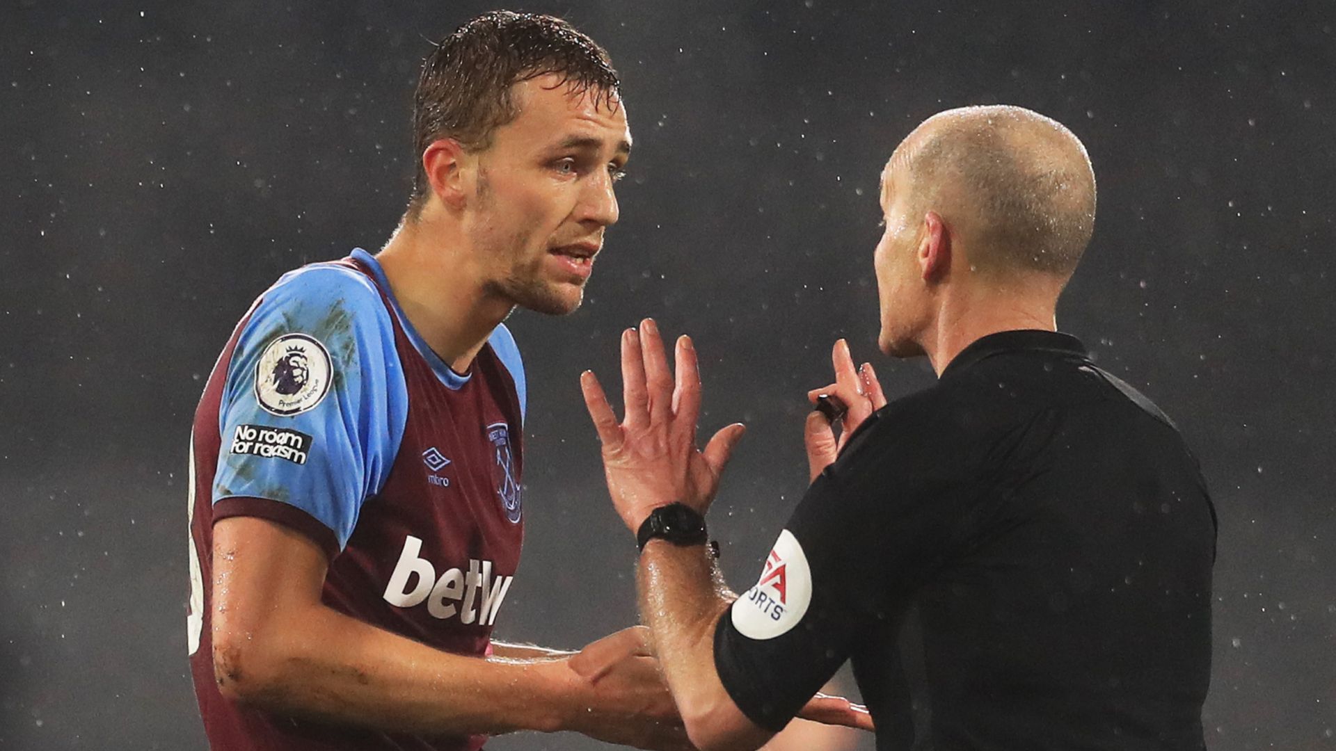Tomas Soucek Mike Dean West Ham Fulham 