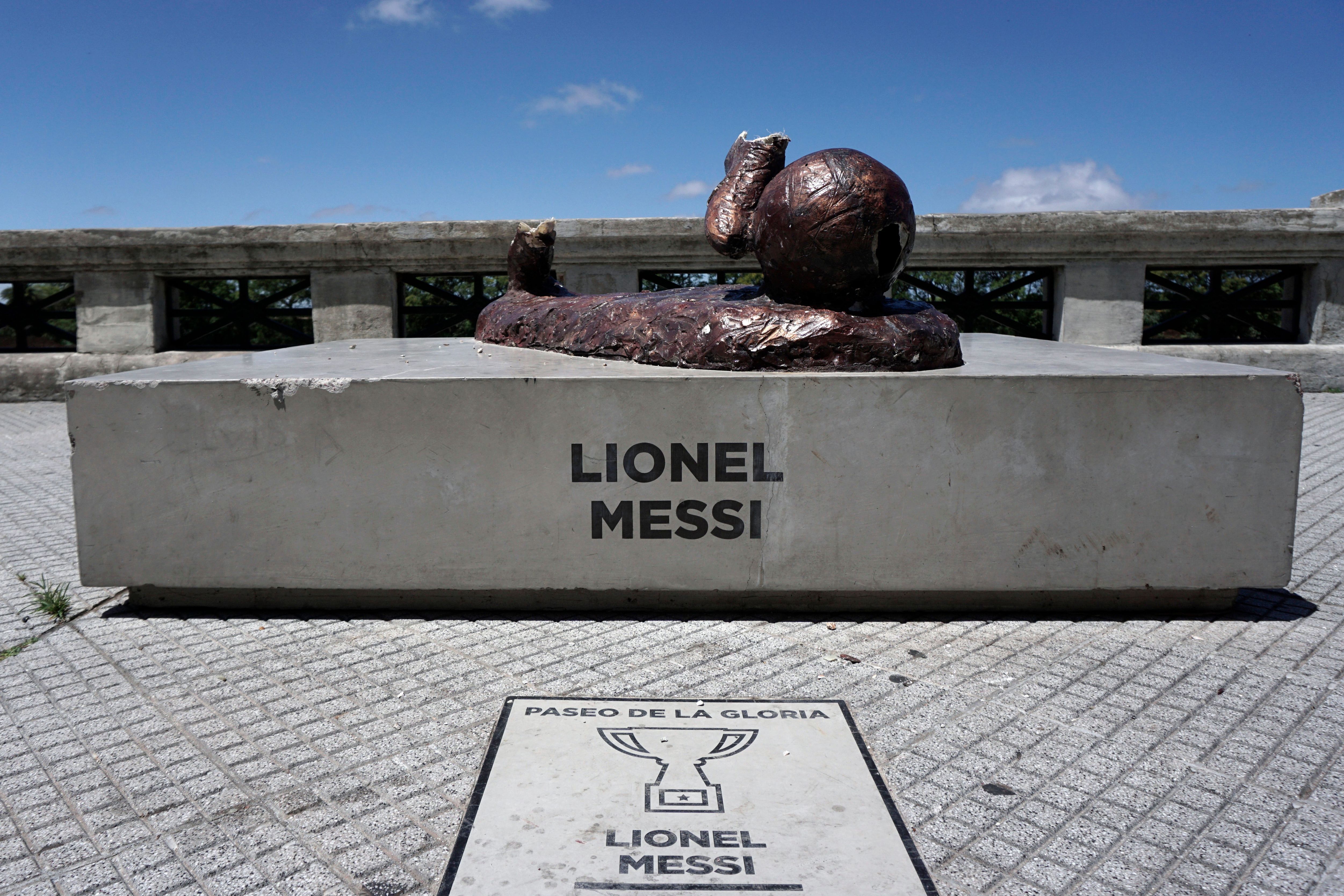 Lionel Messi's statue being broken.