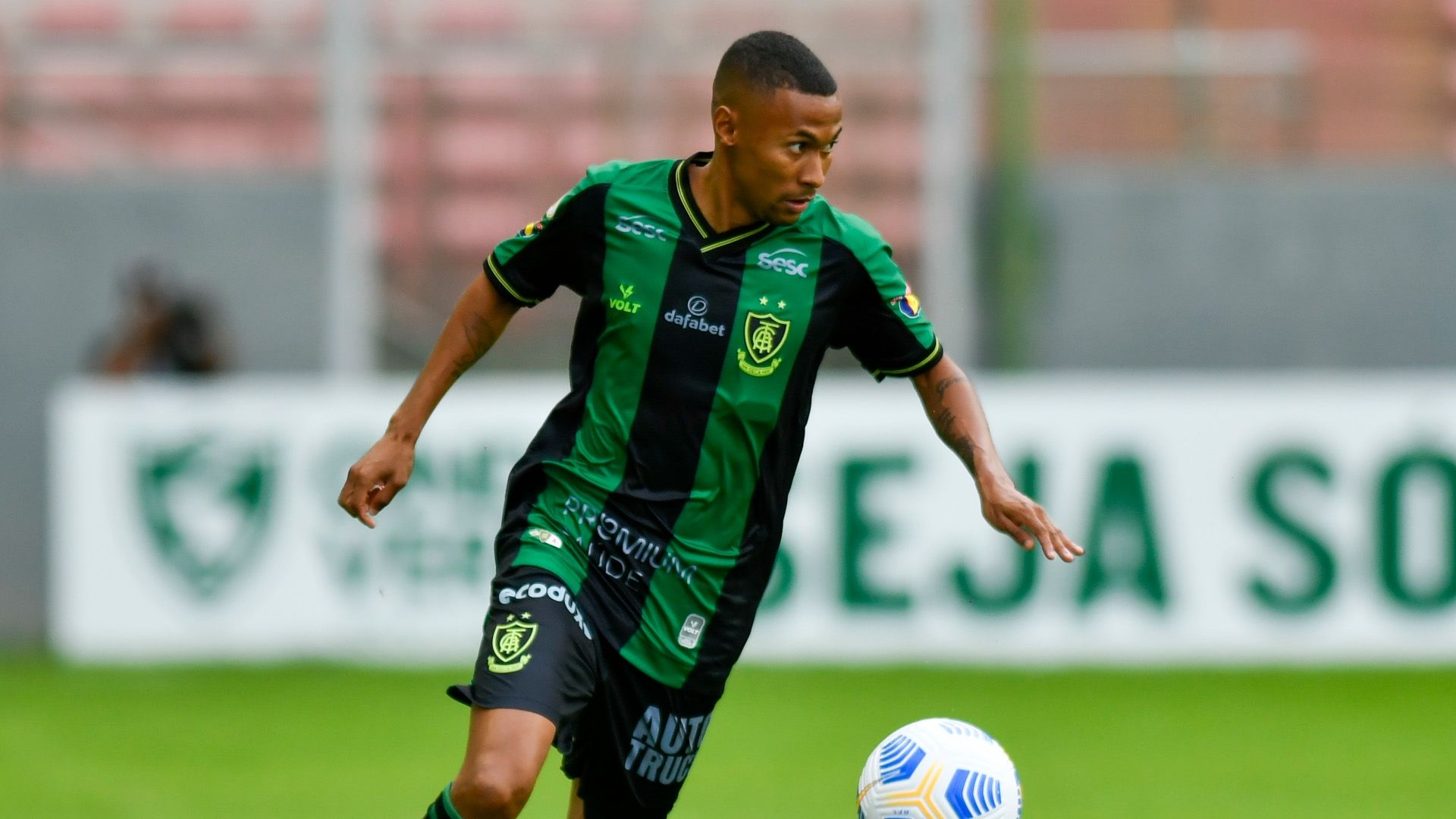 Ademir em ação pelo América-MG no Brasileirão 2021