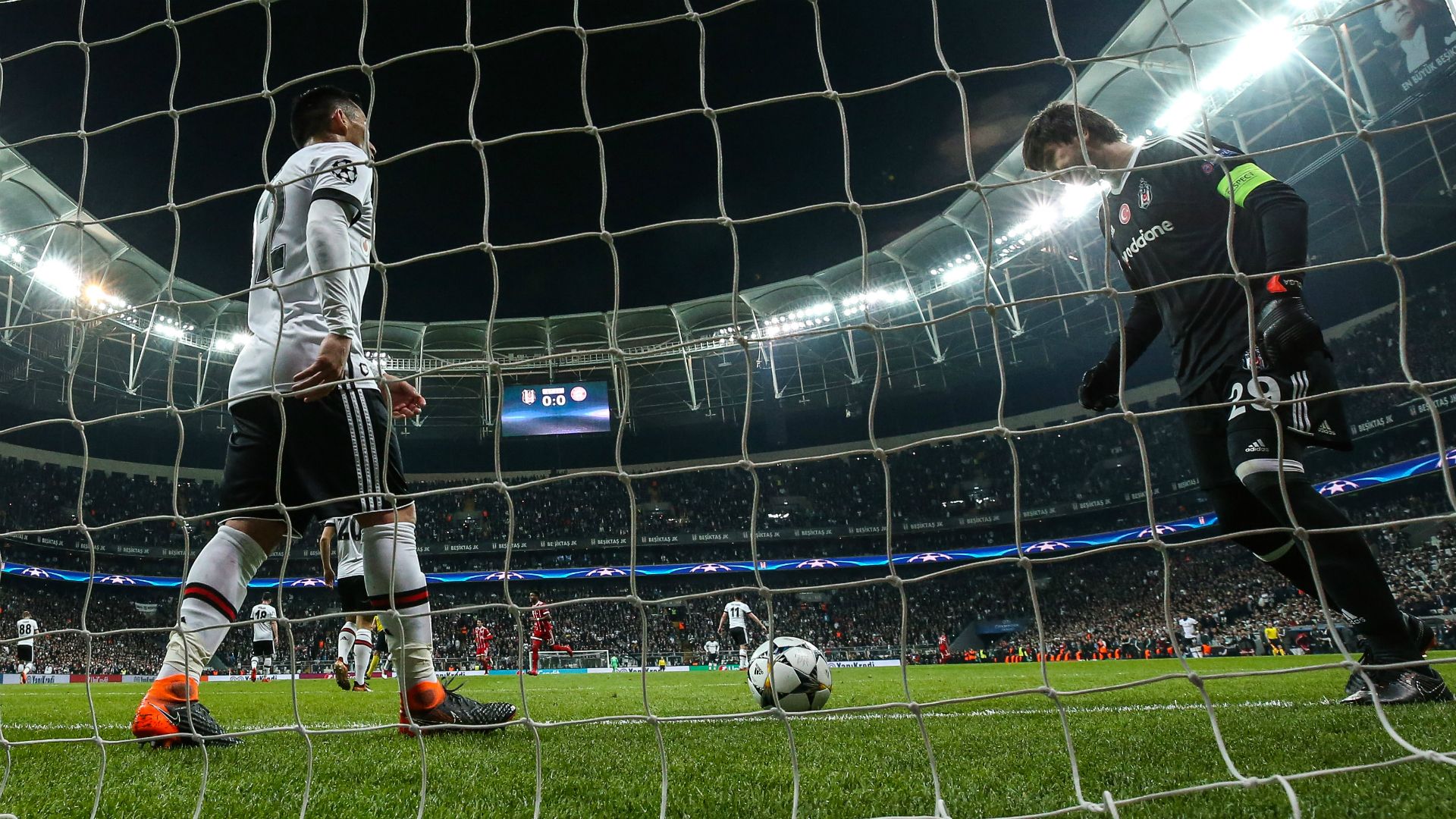 Gary Medel Tolga Zengin Besiktas Bayern Munich 03142018