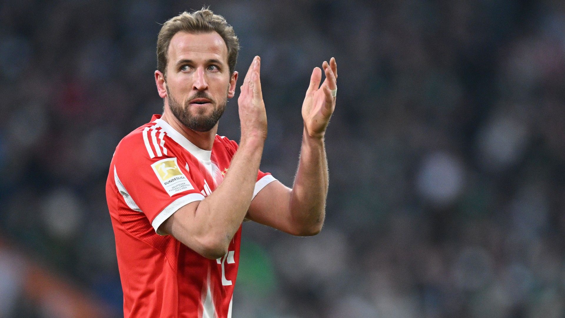 Harry Kane of FC Bayern Munich claps 