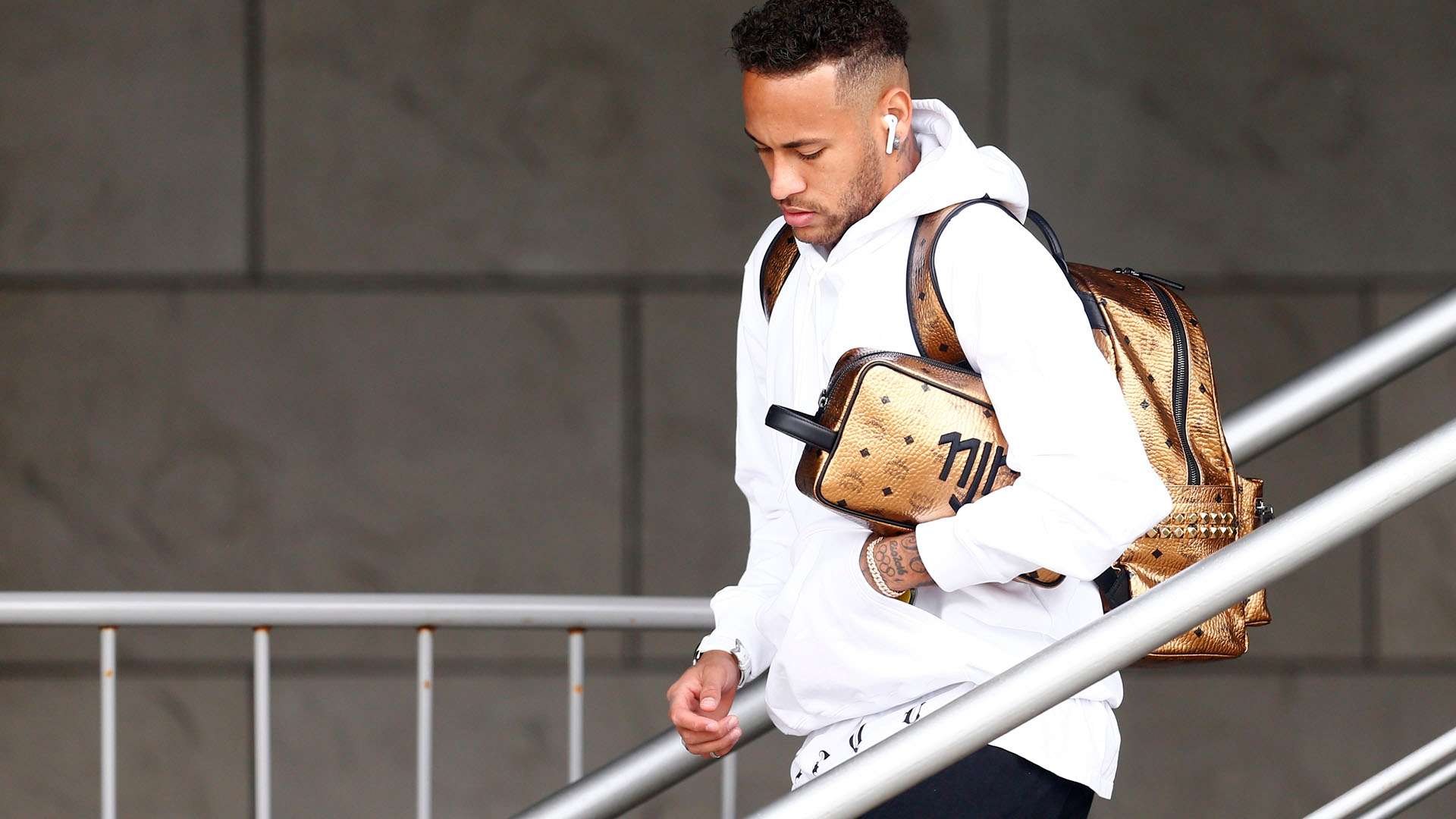 Neymar Brasil deixa hotel após eliminação Copa do Mundo 07 07 18