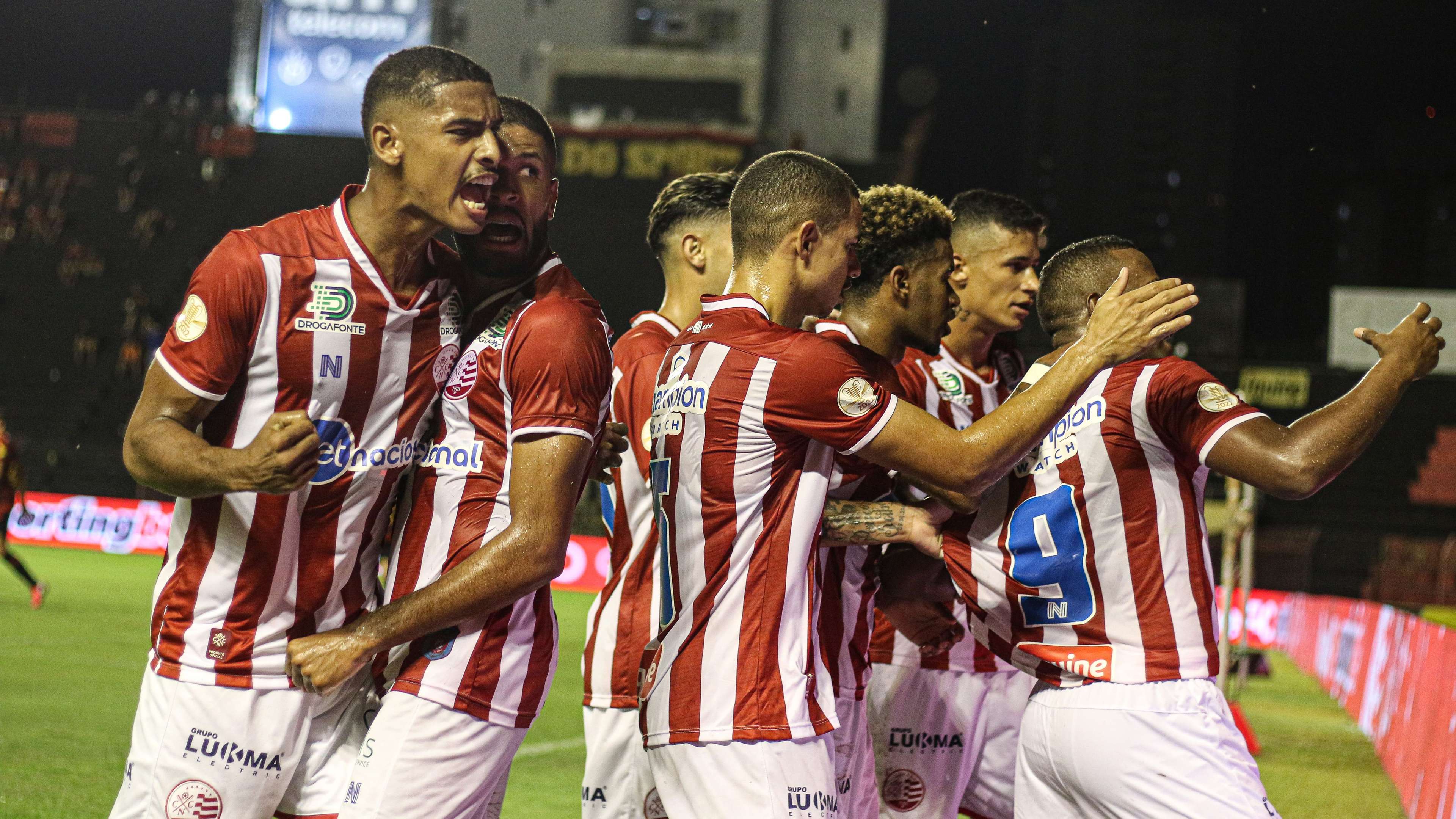 Jogadores do Náutico comemoram gol de Robinho