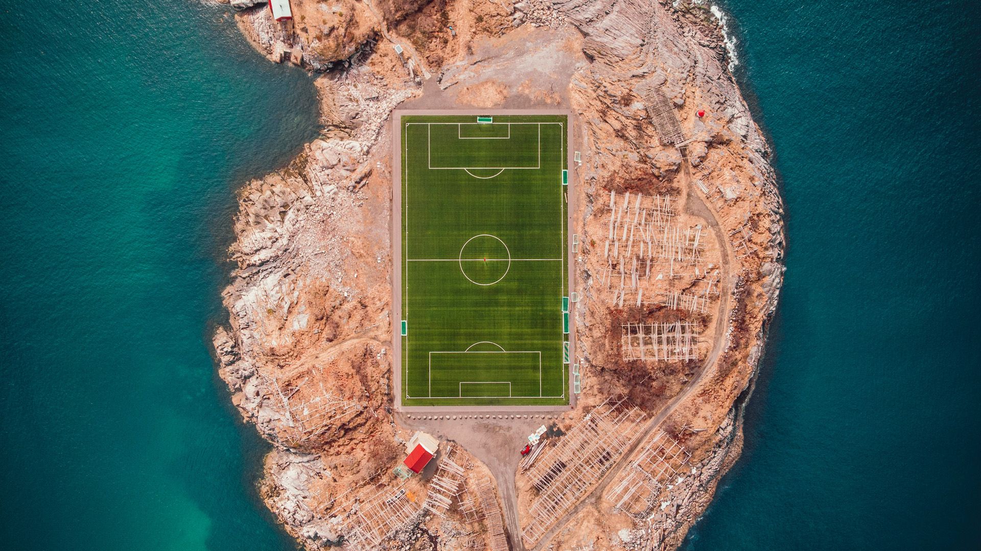 Henningsvær Stadion_Lofoten_Norwegen_unsplash