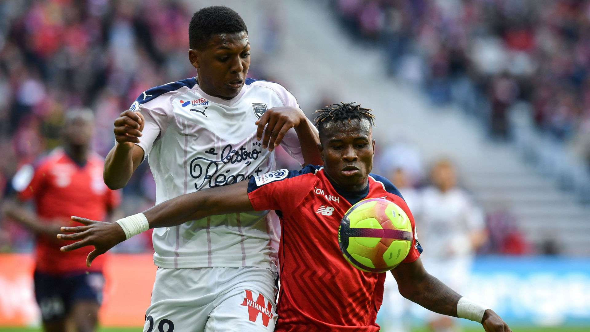 Lille's Youssouf Kone (R) fights for the ball with Bordeaux's Zaydou Youssouf during the French L1 game, 2019.
