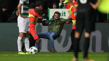 Celtic supporter against Mbappè PSG Champions League