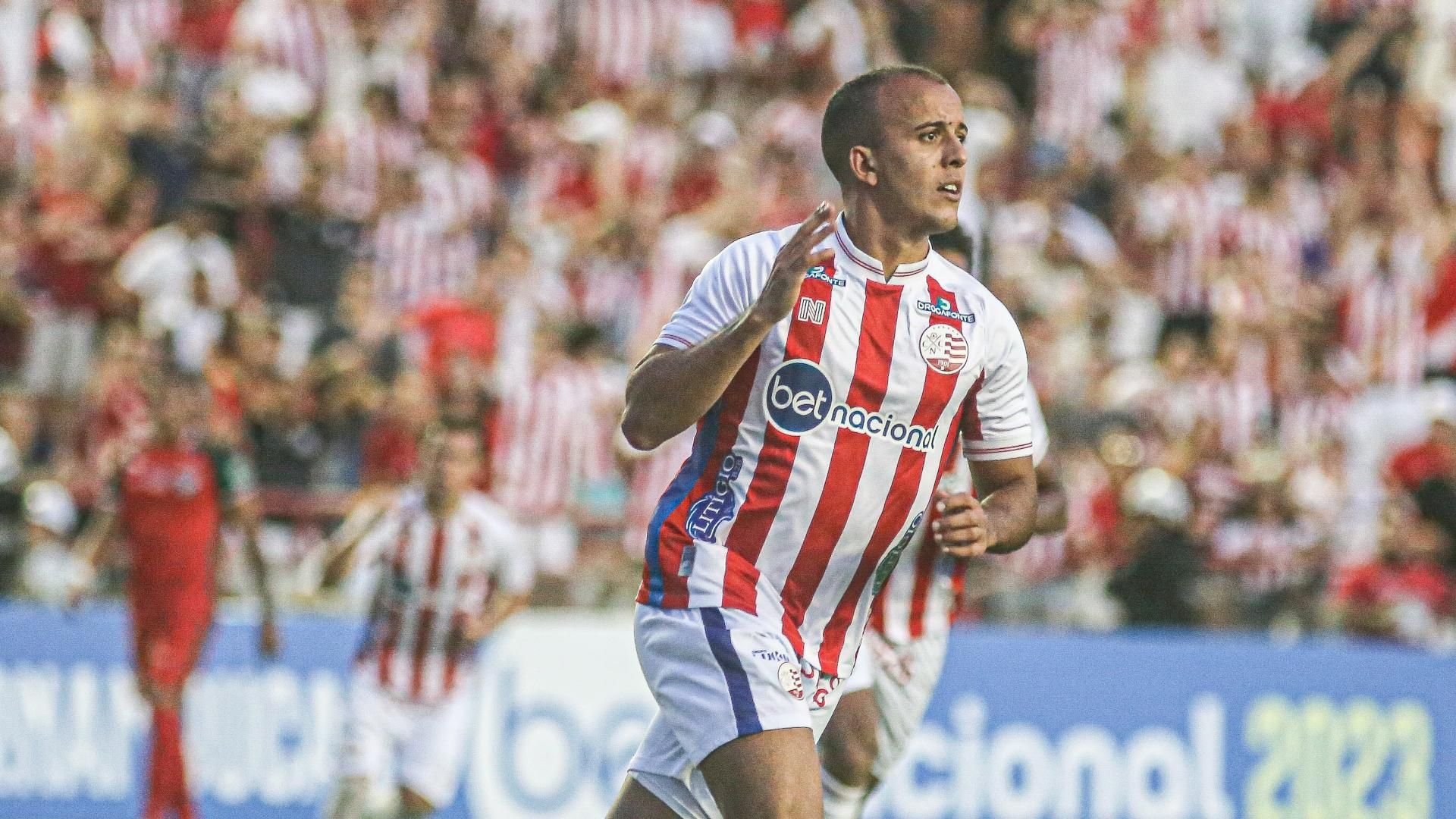 Matheus Carvalho, do Náutico, comemora gol marcado em jogo do Pernambucano 2023