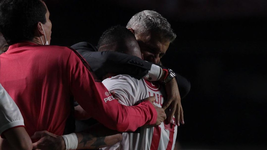 Hernan Crespo abraça Luciano - São Paulo 2 x 0 Palmeiras Paulistão 23 05 2021