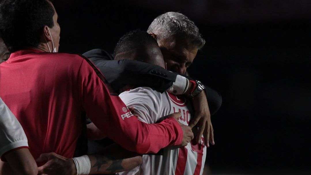 Hernan Crespo abraça Luciano - São Paulo 2 x 0 Palmeiras Paulistão 23 05 2021