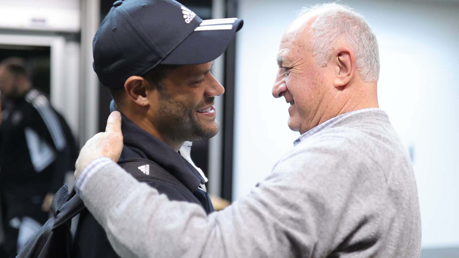 Hulk e Scolari se abraçam, em reencontro no Atlético-MG na temporada 2023