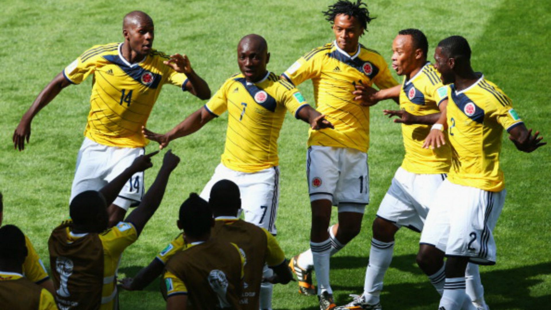 Pablo Armero baila con sus compañeros de Colombia tras gol a Grecia