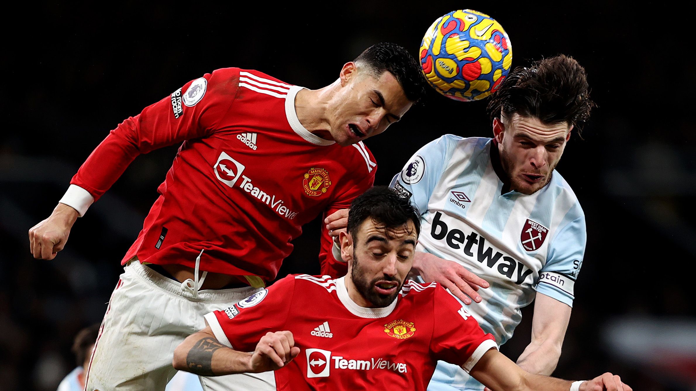 Cristiano Ronaldo y Bruno Fernandes del Manchester United luchan por el balón en el aire con Declan Rice del West Ham United durante el partido de la Premier League entre el Manchester United y el West Ham United en Old Trafford.