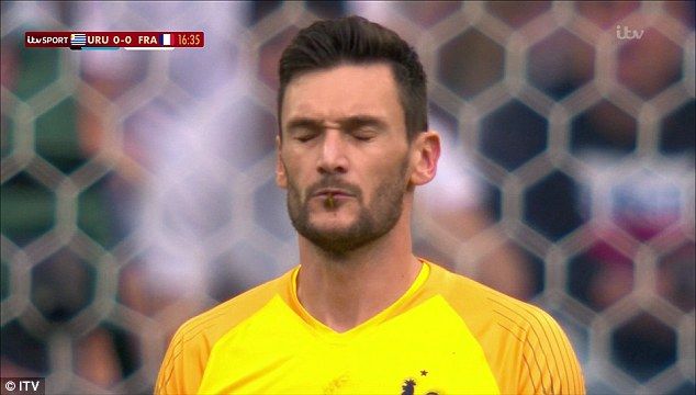 Hugo Lloris swallow a dragonfly