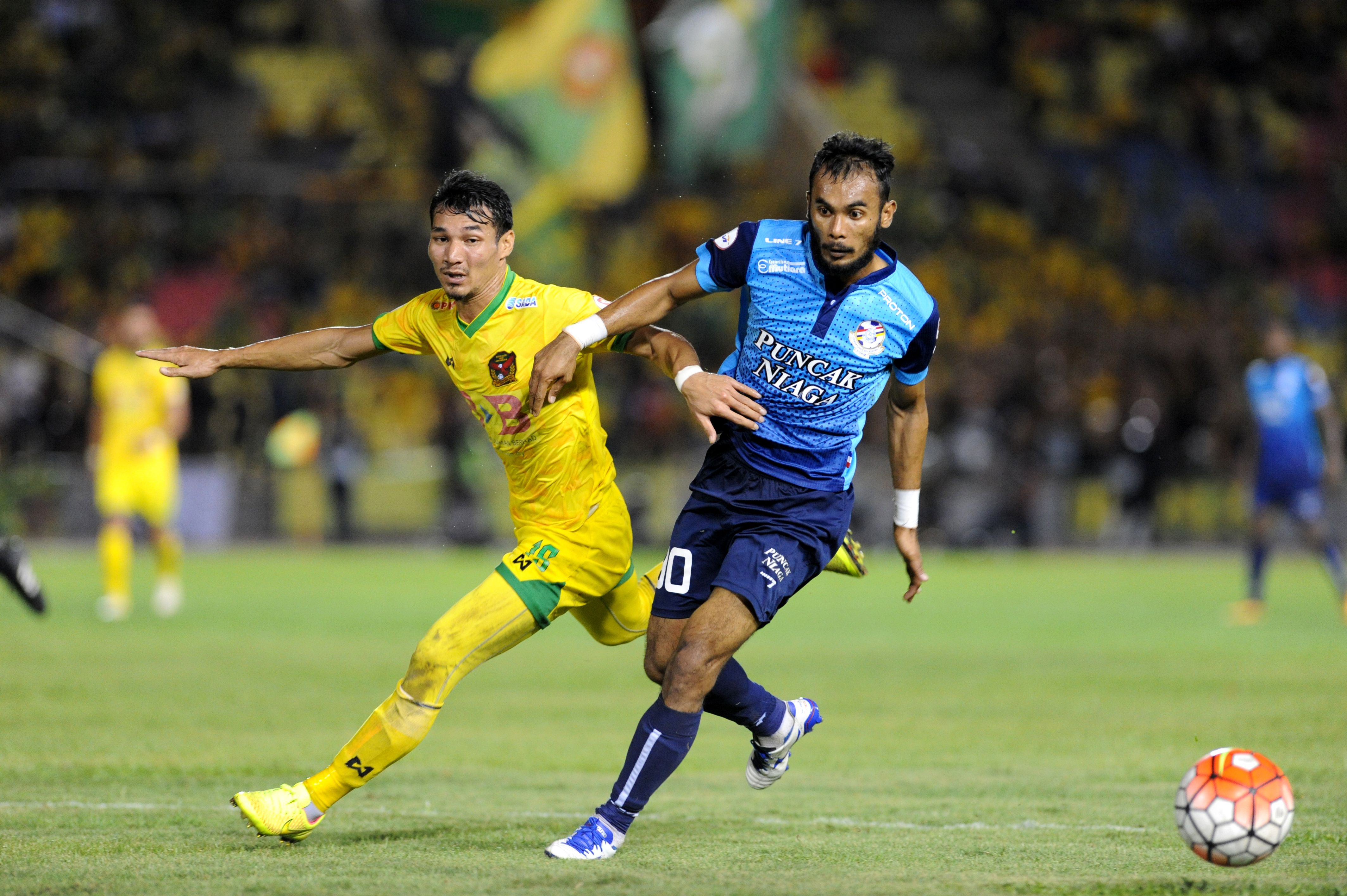 Kedah's Rizal Ghazali (left) and PDRM's Fakhrul Aiman Sidid 2016