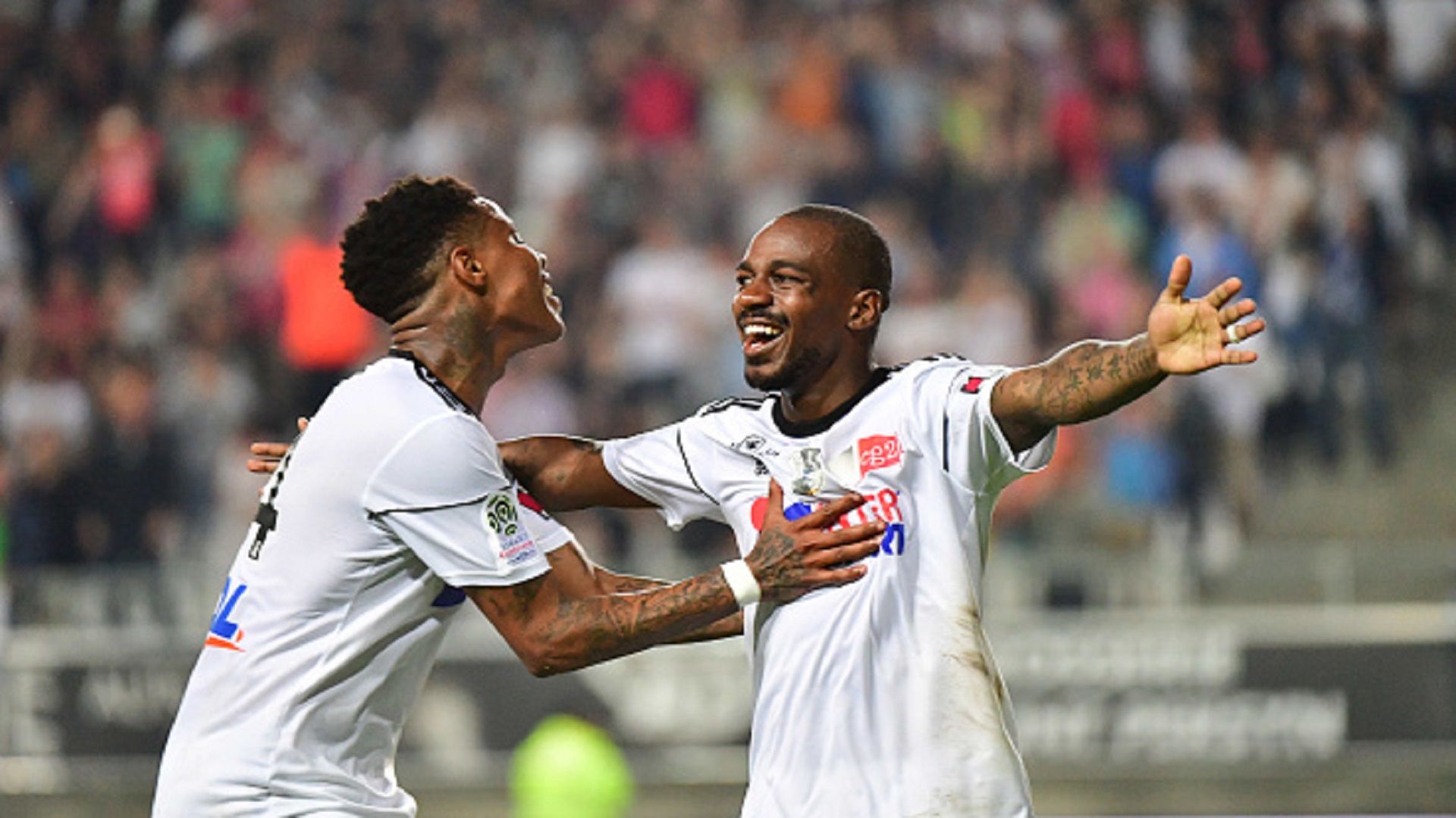 Gael Kakuta and Bongani Zungu of Amiens