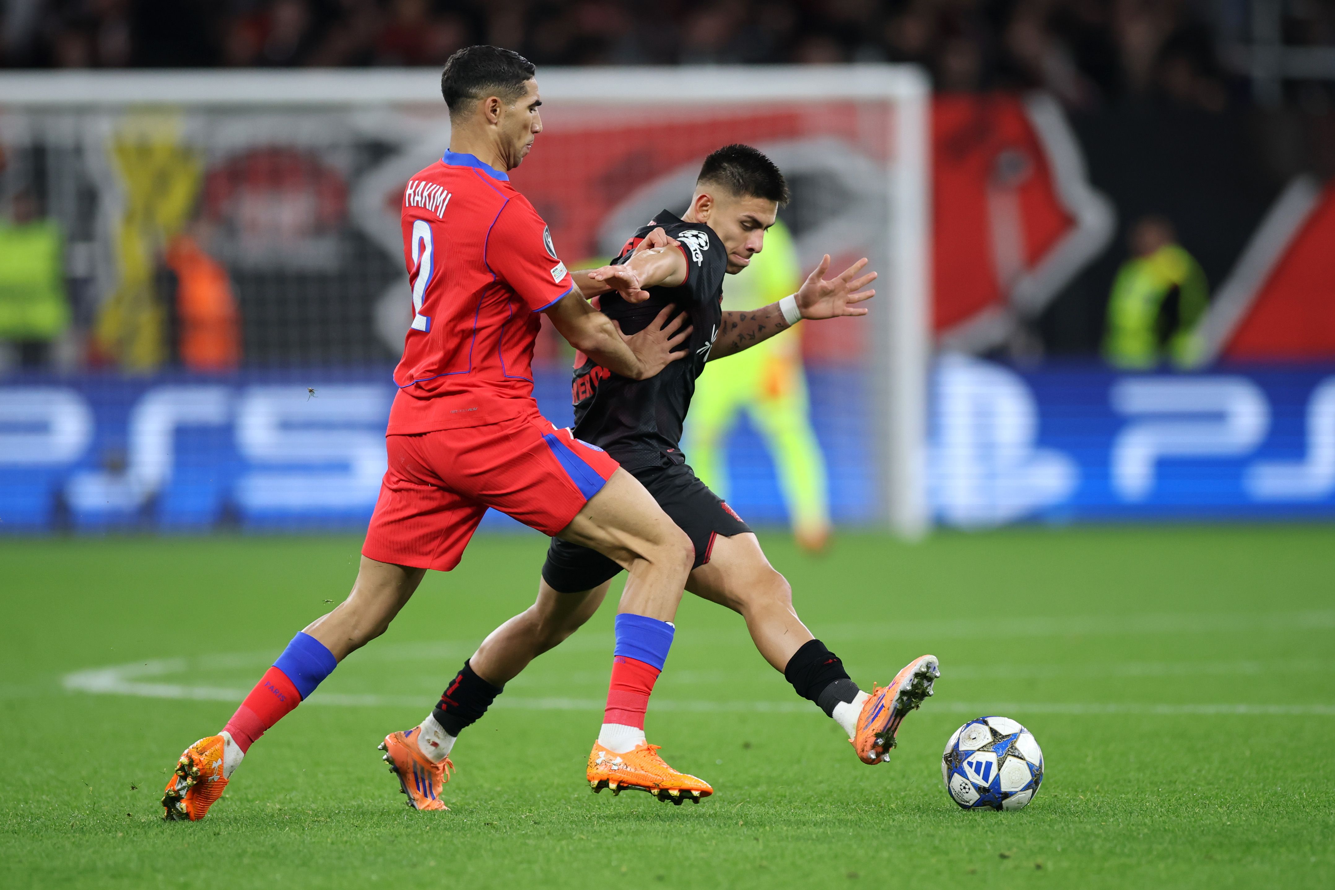 Claudio Echeverri (rechts) im Zweikampf mit Achraf Hakimi