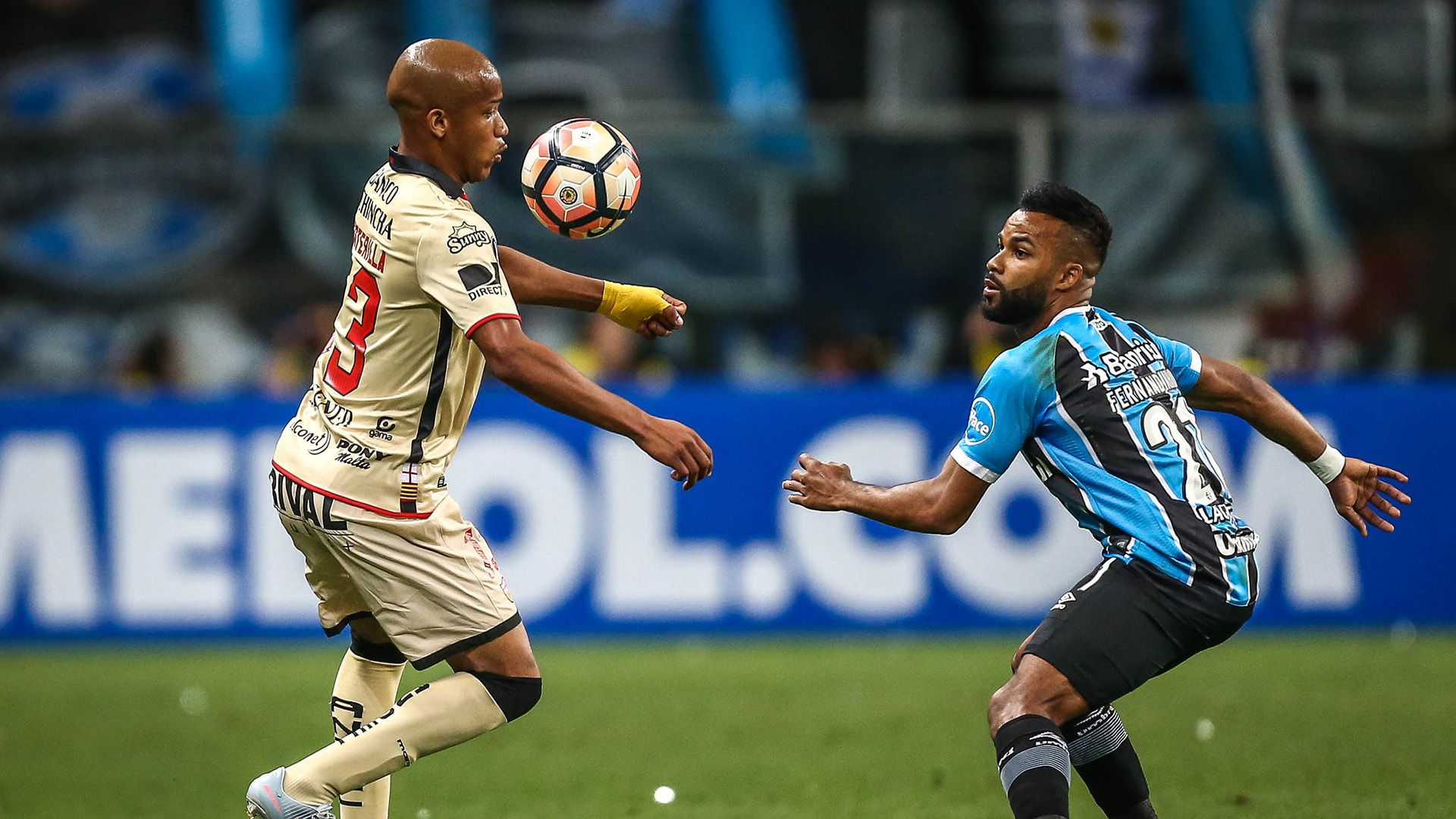 Xavier Arreaga Fernandinho Gremio Barcelona SC Copa Libertadores 01112017