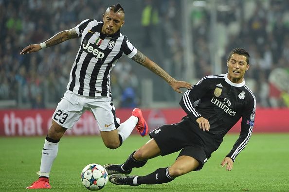 Arturo Vidal ante Cristiano Ronaldo.