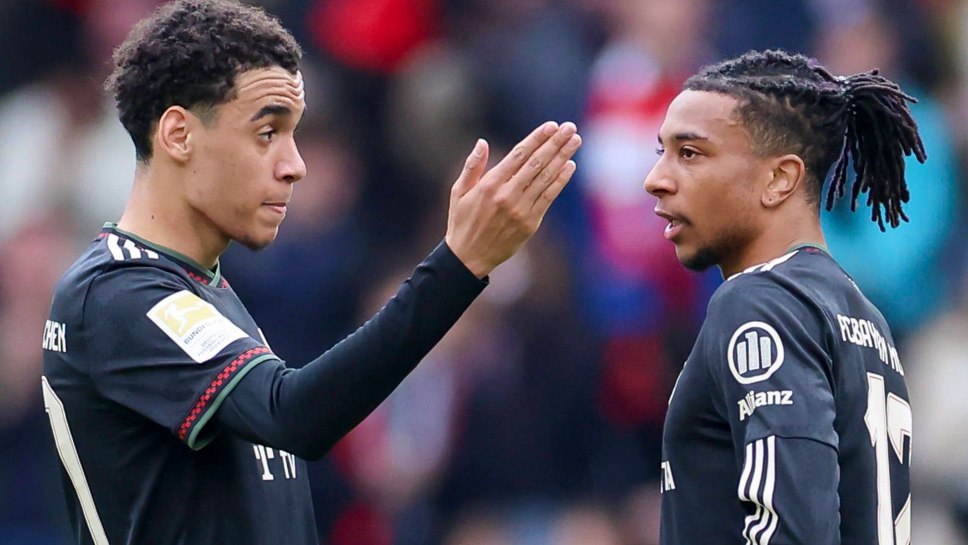 JAMAL MUSIALA MICHAEL OLISE BAYERN MÜNCHEN 