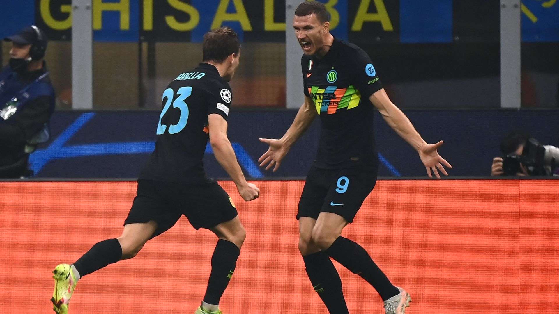 Dzeko celebrating Inter Sheriff 2021 2022