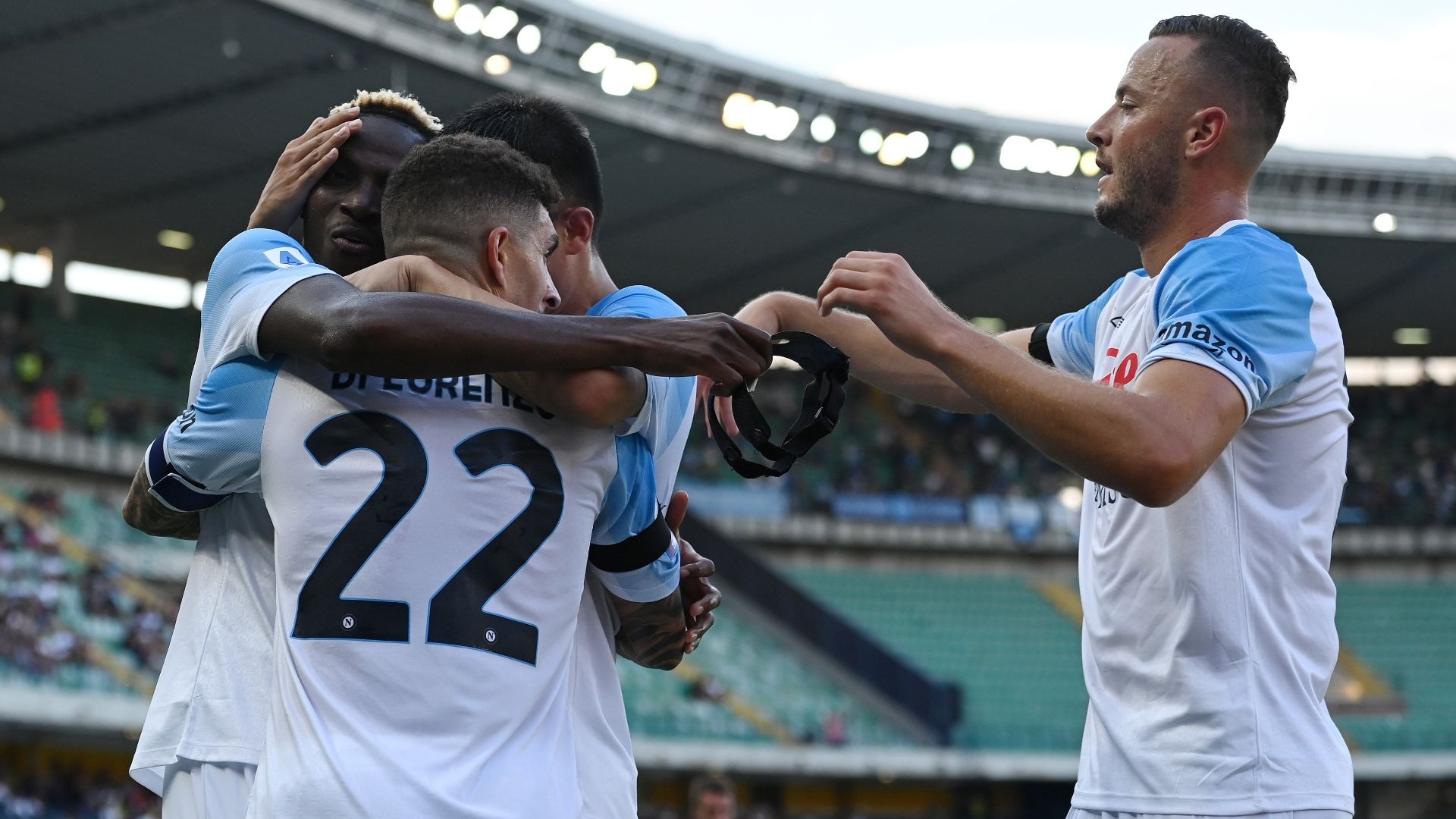 Verona Napoli celebrating