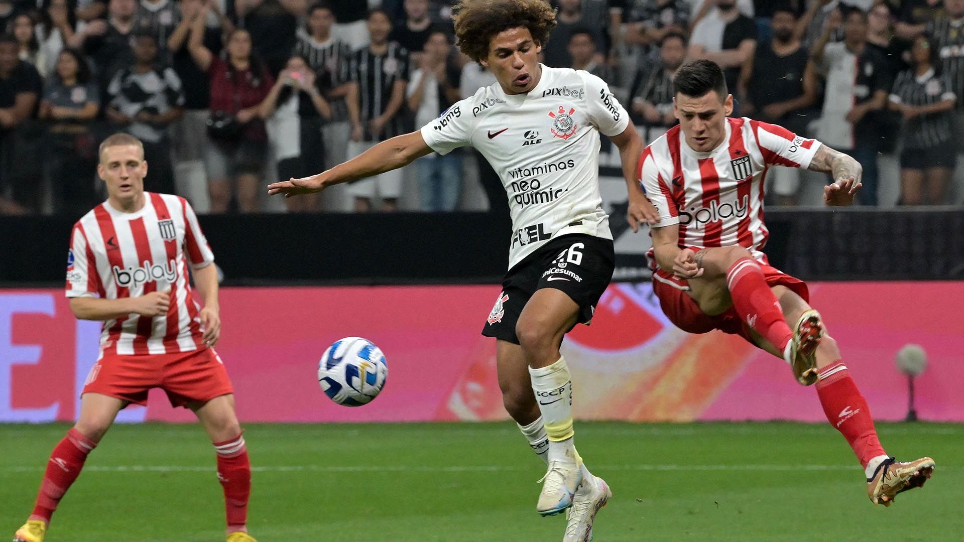 Guilherme Biro, Corinthians, e Leonardo Godoy, Estudiantes