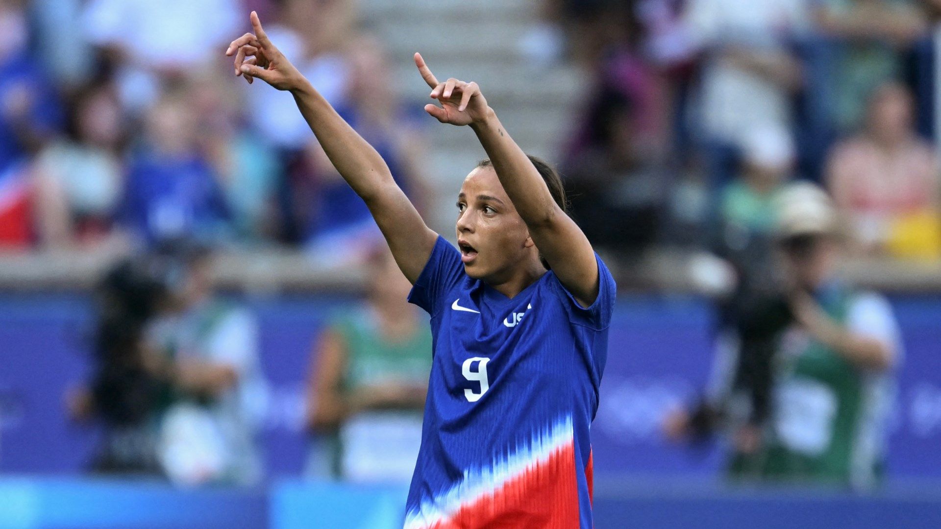 Mallory Swanson celebrates goal