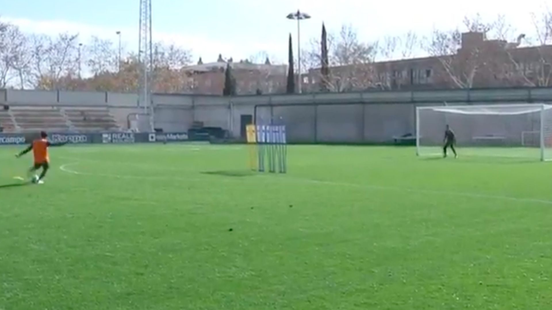 Diego Lainez tiro libre práctica