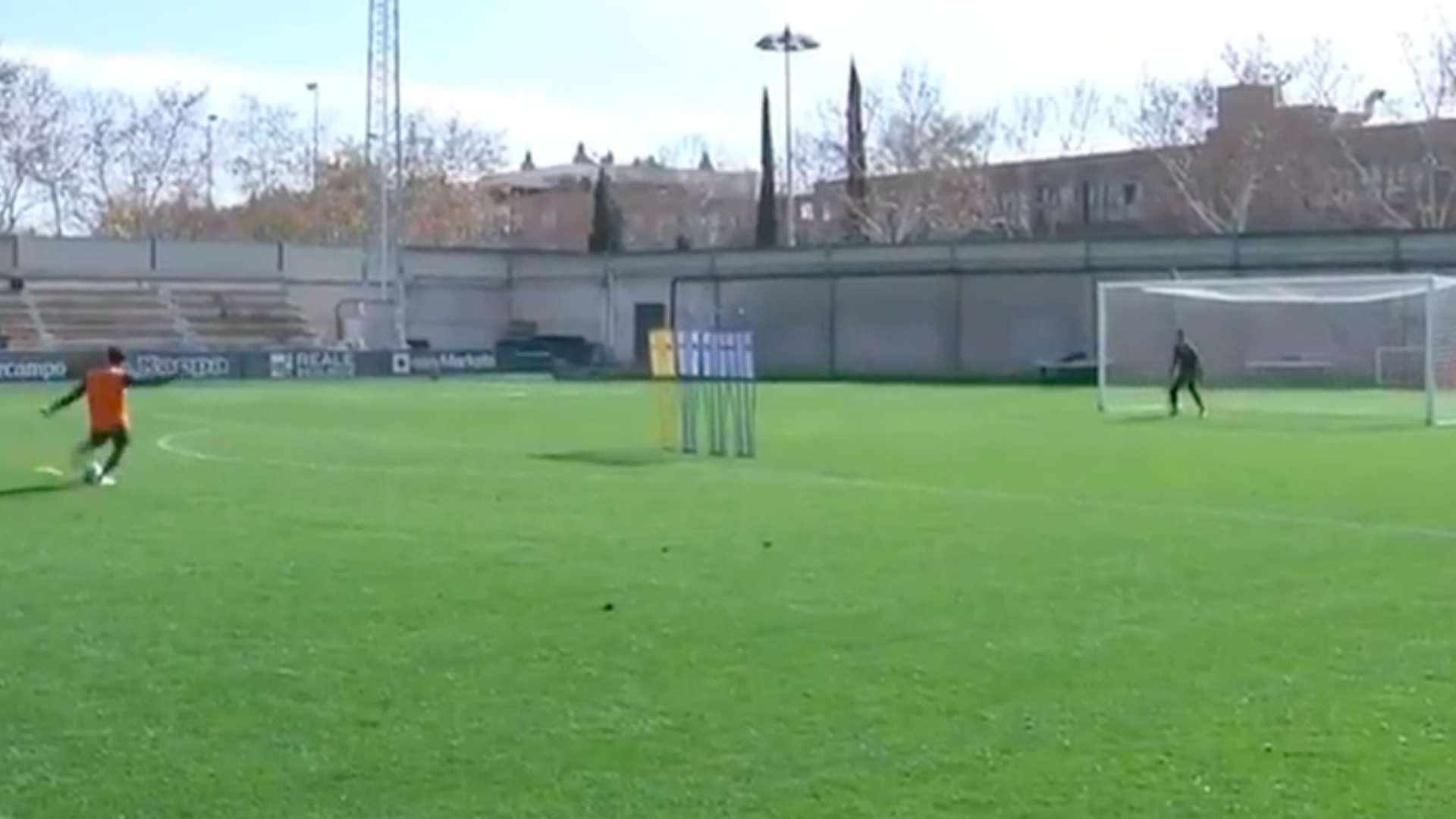 Diego Lainez tiro libre práctica