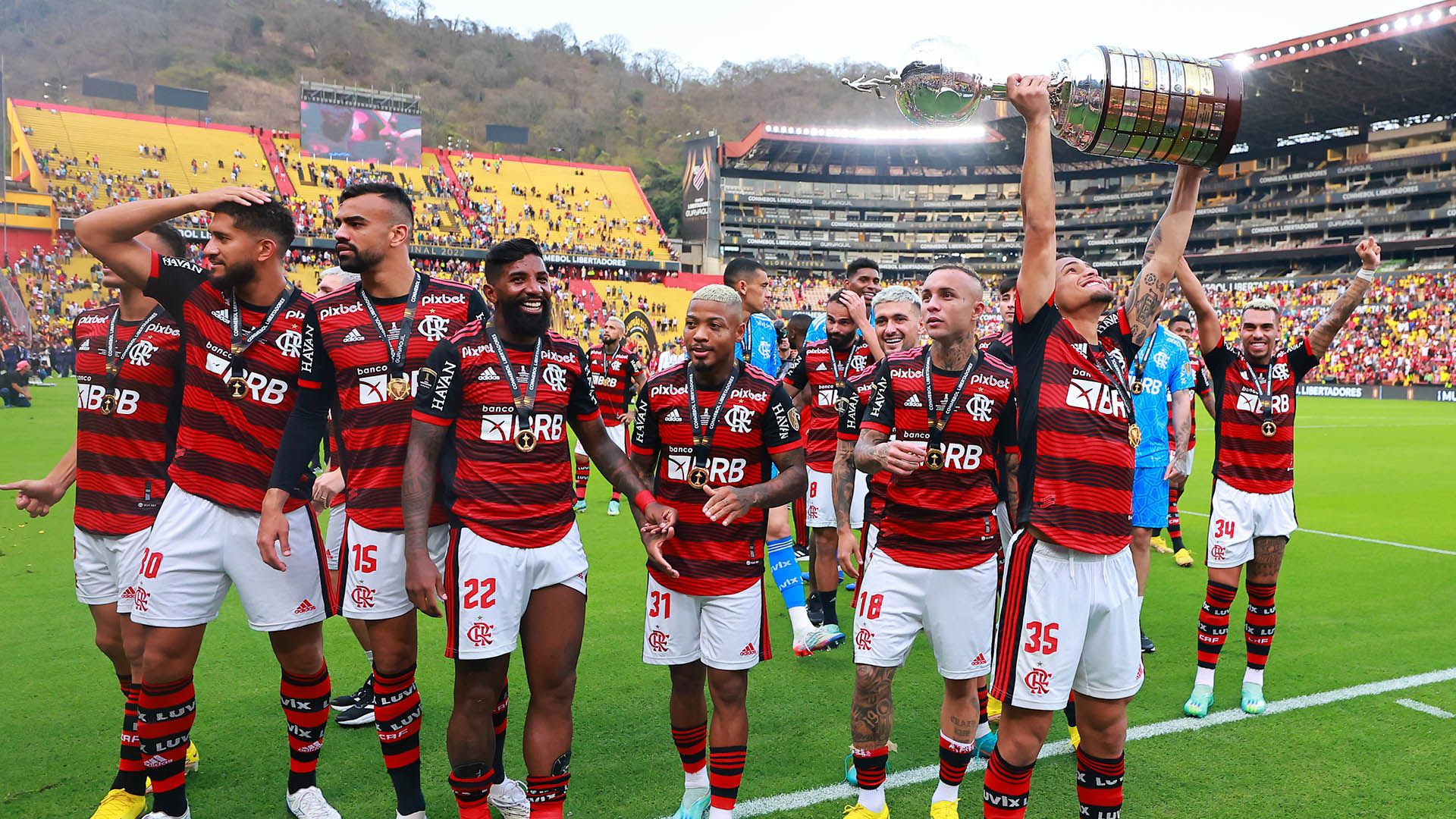 Jogadores comemoram, Flamengo campeão da Libertadores 2022