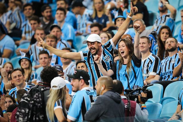 Torcedores do Grêmio comemoram gol durante partida da Copa Libetadores
