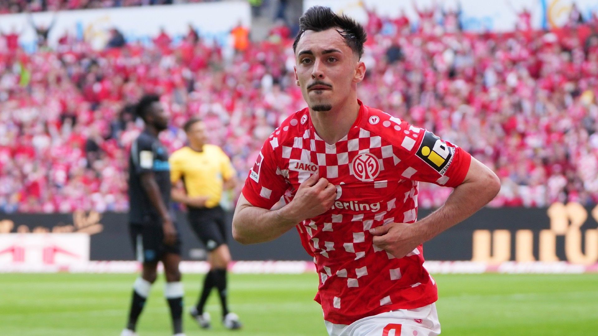 Paul Nebel of 1.FSV Mainz 05 celebrates scoring