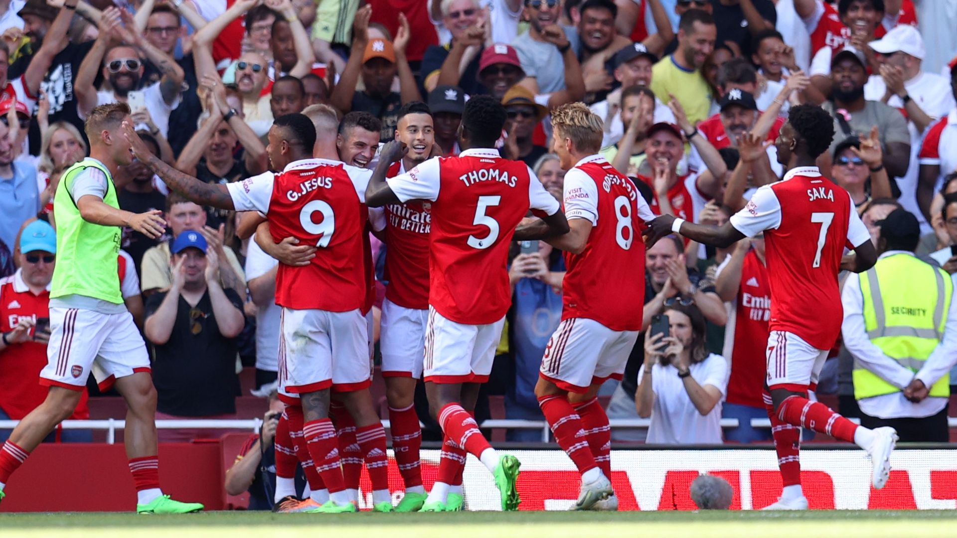 Arsenal celebrate vs Leicester 2022-23