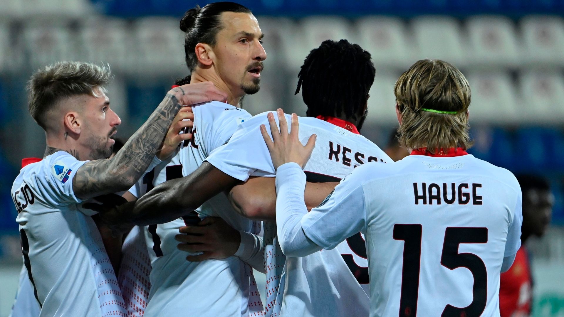 Ibrahimovic Cagliari Milan celebrating Serie A