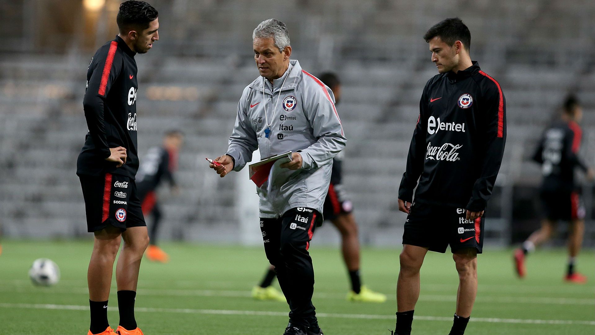 Reinaldo Rueda Diego Valdés Charles Aránguiz Chile training 210318