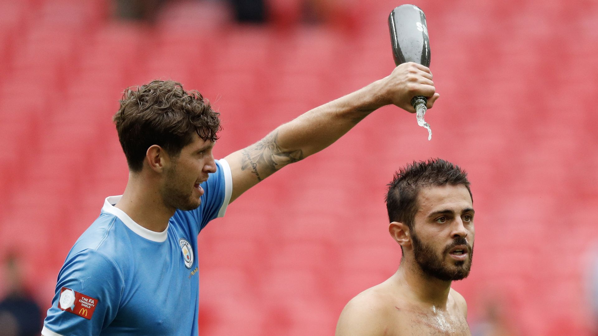 Champagne pour John Stones et Bernardo Silva (Manchester City) après leur victoire face à Liverpool à Wembley lors du Community Shield, le 4 août 2019